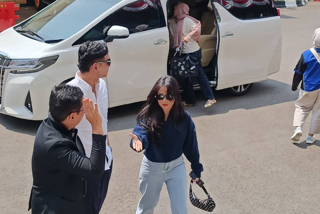 Fuji dan Fadly Faisal memberikan keterangan tambahan terkait kasus penggelapan yang dilakukan mantan manajernya, Batara Ageng, di Polres Jakarta Barat, Selasa (6/8/2024). Foto: Giovanni/kumparan