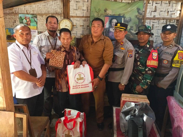 Mbah Sarno, veteran di Gunungkidul yang tinggal di rumah bekas kandang ayam menerima bantuan Presiden Joko Widodo. Foto: Pemda DIY