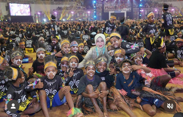 Ketua TP PKK Kalbar, Windy Prihastari saat berfoto bersama anak-anak Papua. Foto: Adpim Pemprov Kalbar