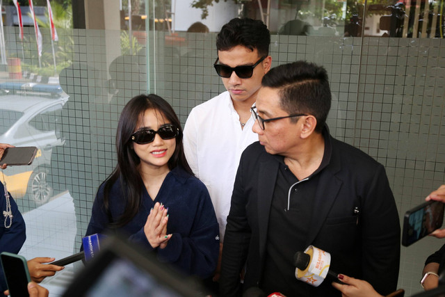 Artis Fuji bersama kakaknya Fadly Faisal dan kuasa hukum Sandy Arifin memberi keterangan pers usai diperiksa di Polres Jakarta Barat, Jakarta, Selasa, (6/8/2024). Foto: Agus Apriyanto