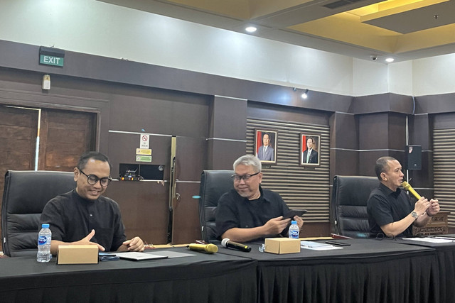 Direktur Utama Smesco Indonesia Wientor Rah Mada, Plt Deputi Bidang UKM KemenKopUKM Temmy Setya Permana dan Staf Khusus Menteri Bidang Pemberdayaan Ekonomi Kreatif Fiki Satari. Foto: Ghinaa Rahmatika/kumparan