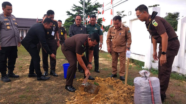 Kajati Kalbar melakukan penanaman pohon di Halaman Kajati Kalbar. Foto: Dina Mariana/Hi!Pontianak