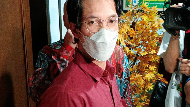Edward Akbar tiba di Pengadilan Agama Jakarta Pusat, Rabu (7/8/2024).
 Foto: Aprilandika Pratama/kumparan