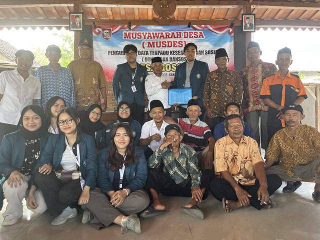 Mahasiswa KKN Tim II Universitas Diponegoro 2024, melakukan pelaksanaan musyawarah desa untuk membahas tindak lanjut dari hasil pendataan BPJS warga desa Gosono