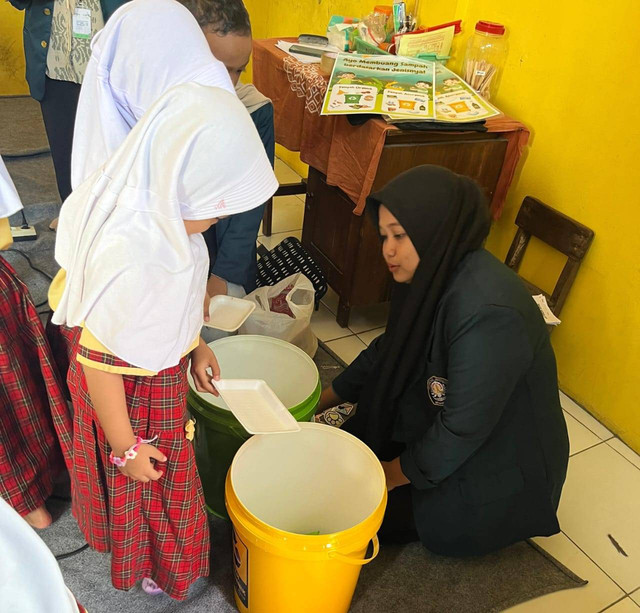 Pengadaan Tempat Sampah di TK Desa Kertijayan: Organik dan Non-Organik