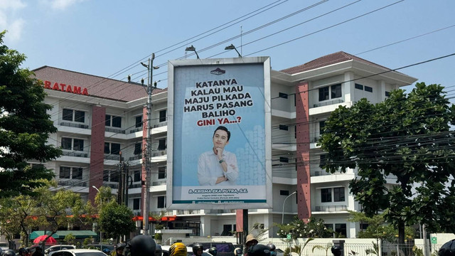 Baliho Krisma Eka Putra di tepi Jl. Kolonel Sugiyono, Kota Yogyakarta, Selasa (6/8). Foto: Arif UT/Pandangan Jogja