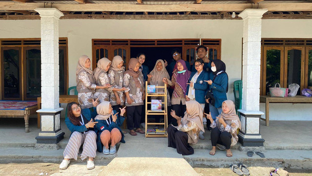 Mahasiswa KKN Tim II Universitas Diponegoro 2024 dengan ibu ibu posyandu menyambut pelaksanaan pembuatan Taman Baca
