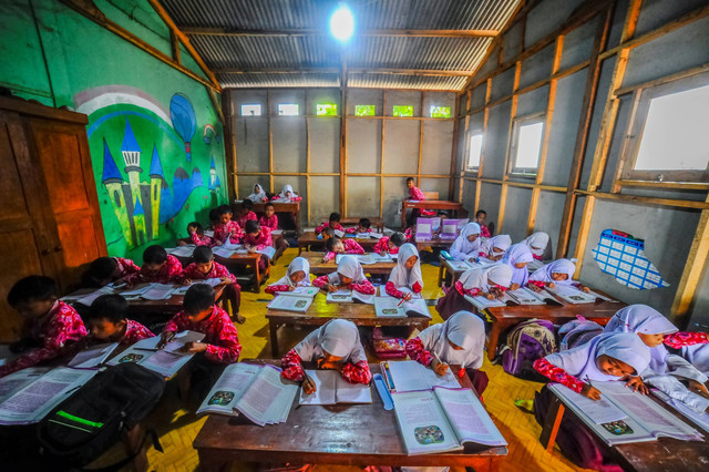 Sejumlah siswa kelas empat mengikuti kegiatan belajar mengajar dengan lesehan di ruang kantin SD Negeri Suci, Kota Serang, Banten, Rabu (7/8/2024). Foto: Muhammad Bagus Khoirunas/ANTARA FOTO