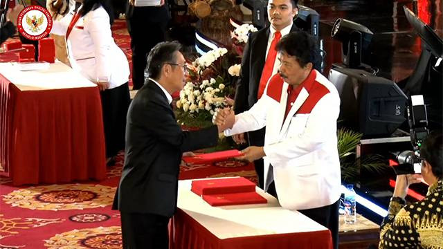 Penjabat Bupati Sitaro, Joi Eltiano B Oroh, saat menerima duplikat bendera pusaka dari Sekretaris Dewan Pengarah BPIP RI, Mayor Jenderal (Purn) Wisnu Bawa Tanayaini. (foto: istimewa)