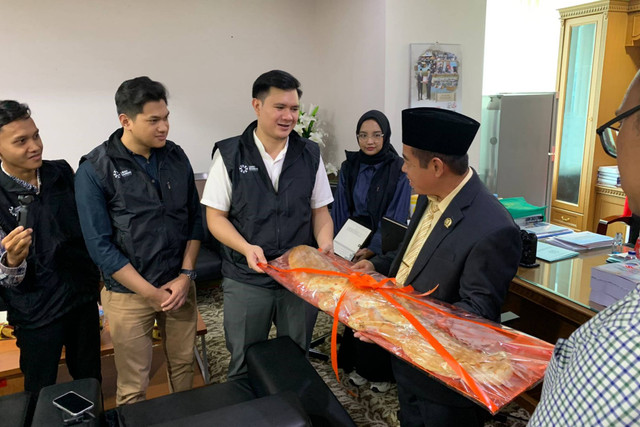 Komunitas Gerakan Ubah Bareng bertemu dengan Ketua DPW PKS Jakarta, Khaerudin di ruang Fraksi PKS DPRD DKI Jakarta, Rabu (7/8/2024). Foto: Luthfi Humam/kumparan