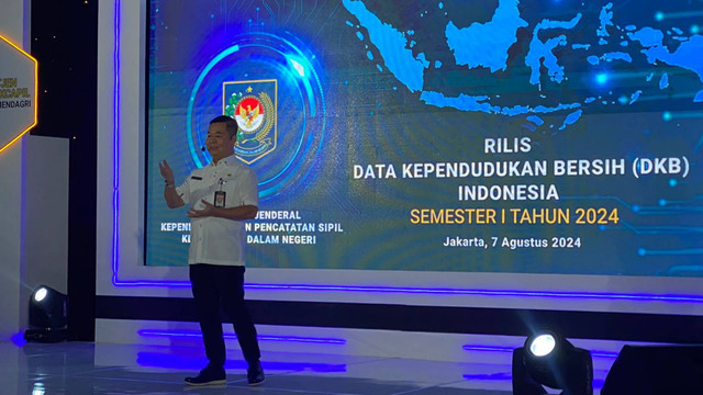 Dirjen Dukcapil Teguh Setyabudi berpidato pada rilis Data Kependudukan Bersih semester 1 tahun 2024 di Hotel Borobudur, Jakarta, Rabu (7/8/2024). Foto: Abid Raihan/kumparan