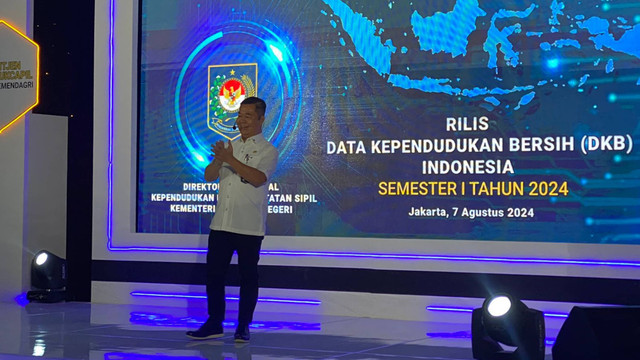 Dirjen Dukcapil Teguh Setyabudi berpidato pada rilis Data Kependudukan Bersih semester 1 tahun 2024 di Hotel Borobudur, Jakarta, Rabu (7/8/2024). Foto: Abid Raihan/kumparan