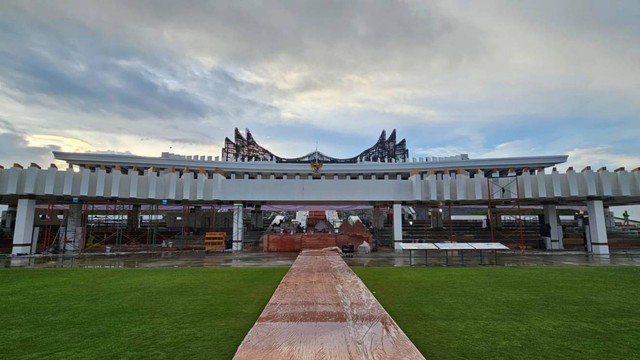 Kondisi lapangan upacara yang akan digunakan pada HUT ke-79 RI di kawasan Istana Kepresidenan IKN, Rabu (7/8/2024). Foto: Ikhwanul Habibi/kumparan