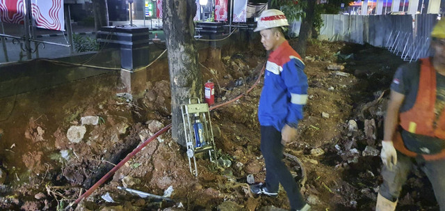 Tim Penanganan Gangguan (TPG) PGN melakukan penanganan terhadap indikasi kebocoran pipa gas bumi di depan Gedung Kemenkes, Jalan HR Rasuna Said, Kuningan Timur, Setiabudi, Jakarta Selatan, Rabu (7/8/2024). Foto: Dok. PGN