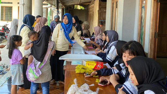 Pelaksanaan Bazar Murah di Posyandu Jengglong. Sumber: Dokumentasi Pribadi