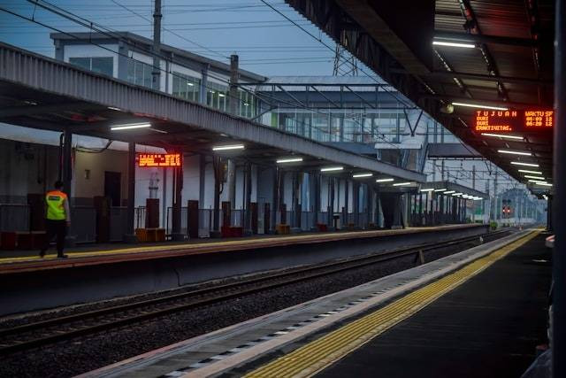 KRL Paling Pagi Jam Berapa 2024. Foto hanya ilustrasi, bukan tempat sebenarnya. Sumber:Unsplash/Fachry Hadid