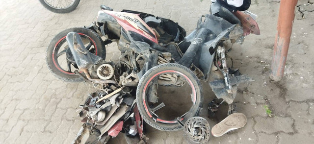 Kendaraan yang terlibat kecelakaan di RM Taruko Kali Balangan, Lampung Utara. | Foto: Dok Satlantas Polres Lampung Utara