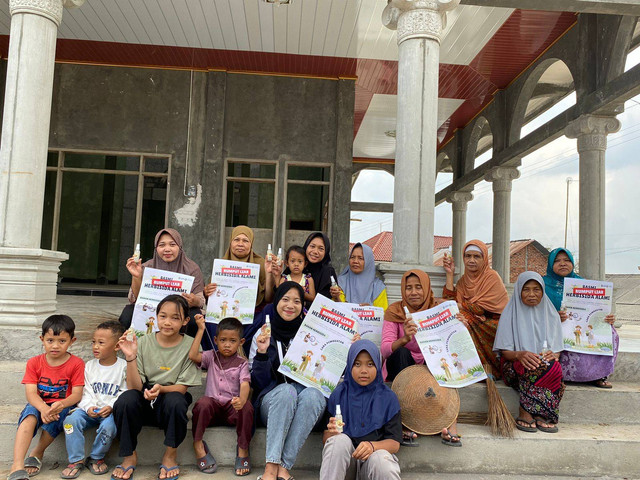 Penyuluhan pembuatan herbisida alami dari bahan dapur untuk membunuh gulma. Sumber: Dokumentasi Alya Salwa Az Zahra (KKN TIM II UNDIP 2024)