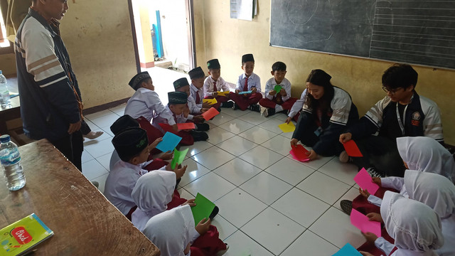 Kegiatan Edukasi Cara Melipat Kertas Origami Berbentuk Ikan terhadap Siswa-siswi SD Negeri Delegtukang sebagai Edukasi Konservasi Ekosistem dan Biota Bawah Laut (sumber: Pribadi)
