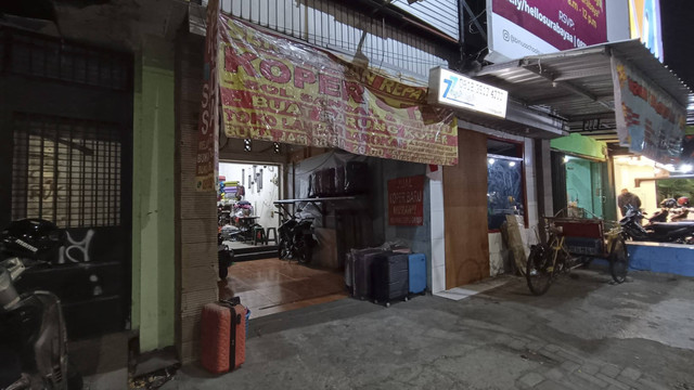 Lokasi sekelompok orang menggeruduk toko service tas, sandal dan lainnya, di Jalan Manyar Kertoarjo, Surabaya, Kamis (8/8/2024). Foto: Farusma Okta Verdian/kumparan