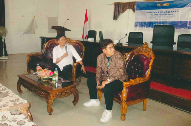 Mahasiswa KKN-PPM UNAND bersama Kanit Reskrim Polsek Bukit Sundi. Sumber: Pribadi
