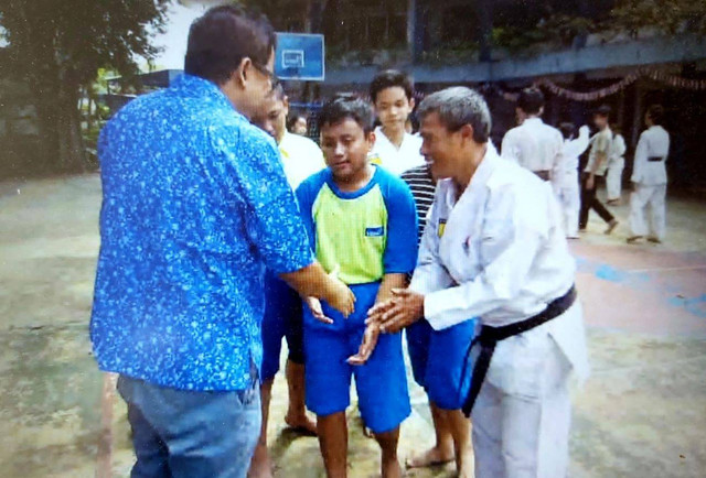 Berjumpa dengan pelatih dan murid Strada yang sedang berlatih seni bela diri karate, sumber: Dok. Strada.