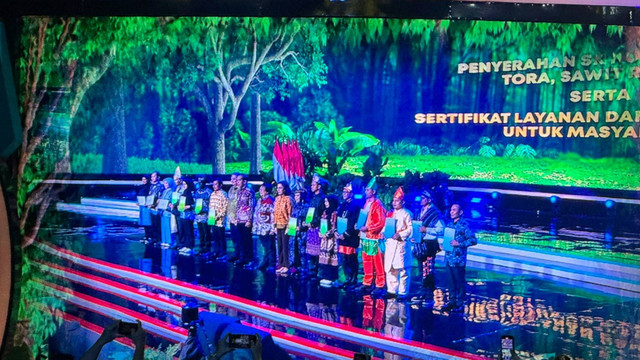 Presiden Jokowi memberikan SK Hutan Sosial, Tora, Sawit Rakyat, serta sertifikat layanan dana lingkungan untuk masyarakat di JCC, Jakarta, Jumat (9/8/2024). Foto: Luthfi Humam/kumparan