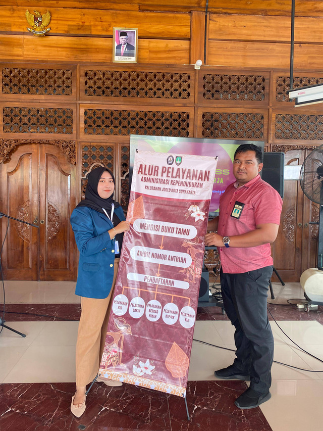 7 Agustus 2024 - Dokumentasi Penyerahan X Banner Alur Pelayanan Administrasi di Kantor Kelurahan Joglo kepada Bapak Aliek Budiarta, S.STP., M.Si. selaku Lurah Kelurahan Joglo