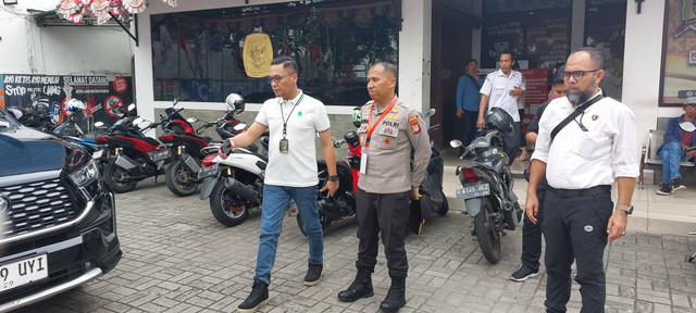 Polisi saat mengecek tempat teror bangkai ayam di Kantor KPU Jakarta Utara. Foto: Dok. Istimewa