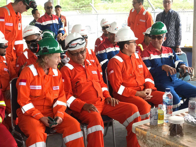 Menteri ESDM Arifin Tasrif sedang bercakap dengan Presiden ExxonMobil Indonesia, Carole J. Gall, di Blok Cepu, Kabupaten Bojonegoro, Jawa Tengah, Jumat (9/8/2024). Foto: Abdul Latif/kumparan