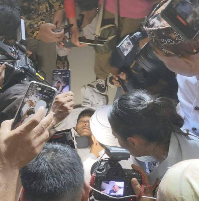 Saka Tatal, mantan terpidana kasus pembunuhan Vina dan Eky yang terjadi pada tahun 2016, menjalani sumpah pocong di Padepokan Agung Amparan Jati, Kecamatan Plumbon, Kabupaten Cirebon, pada Jumat, (9/8/2024). Foto: Dok. kumparan