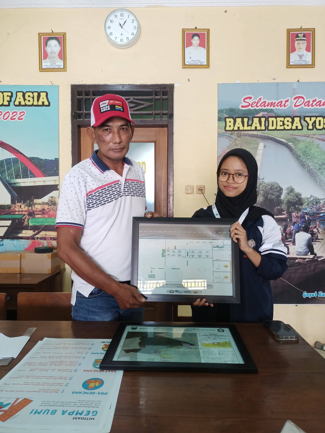 Penyerahan peta jalur evakuasi oleh KKN TIM II UNDIP kepada kepala desa Yosorejo