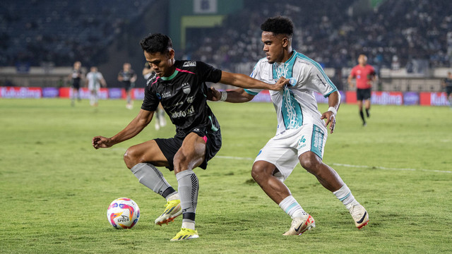 Pesepak bola PSBS Biak Febrianto Uopmabin (kanan) berusaha merebut bola dari pesepak bola Persib Bandung Dimas Drajad (kiri) saat pertandingan BRI Liga 1 2024/2025 di Stadion Si Jalak Harupat, Kabupaten Bandung, Jawa Barat, Jumat (9/8/2024). Foto: ANTARA FOTO/M Agung Rajasa