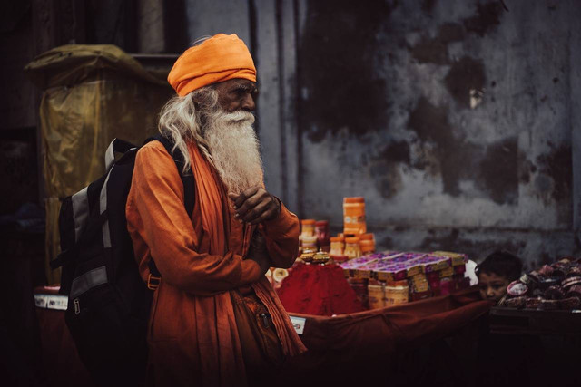 Ilustrasi bagaimana fenomena echo chamber menentukan nilai mana yang boleh berubah dan mana yang tidak. (Sumber:https://pixabay.com/id/photos/pria-tua-india-vrindavan-lanskap-8417611/)