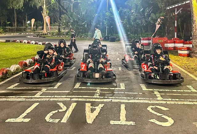 Sejumlah wisatawan menikmati liburan dengan naik gokart di kids fun yogyakarta. Sumber gambar : Dokumentasi pribadi.
