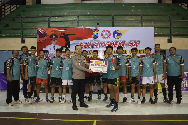 Bola Voli “Bhayangkara Cup” Antar Pelajar, Grup Putra Dimenangkan SMAN 1 Ngunut