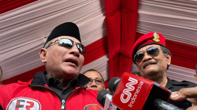 Eks Gubernur Sumut Edy Rahmayadi (kiri) dan Ketua DPP PDIP Djarot Syaiful (kangan) menjawab pertanyaan wartawan saat pelantikan Edy Rahmayadi menjadi kader PDIP di Lapangan Astaka, Deli Serdang, Sumatera Utara, Sabtu (10/8/2024). Foto: Tri Vosa Fabiola Ginting/kumparan
