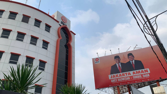 Baliho Anies Baswedan - Sohibul Iman masih terpasang di DPP PKS, Jakarta pada Sabtu (10/8/2024). Foto: Luthfi Humam/kumparan