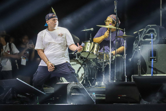 Grup musik Netral 92 ft Gugun Blues Shelter saat tampil si acara The 90's Festival di Gambir Expo Kemayoran, Jakarta, Sabtu (10/8/2024). Foto: Iqbal Firdaus/kumparan