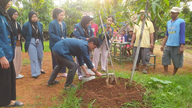 Dokumentasi Mahasiswa KKN TIM II 2023/2024 Universitas Diponegoro saat melakukan program multidisiplin dengan judul "From Waste to Soil Nutrition: Pengolahan Limbah Organik Menjadi Pupuk Organik"