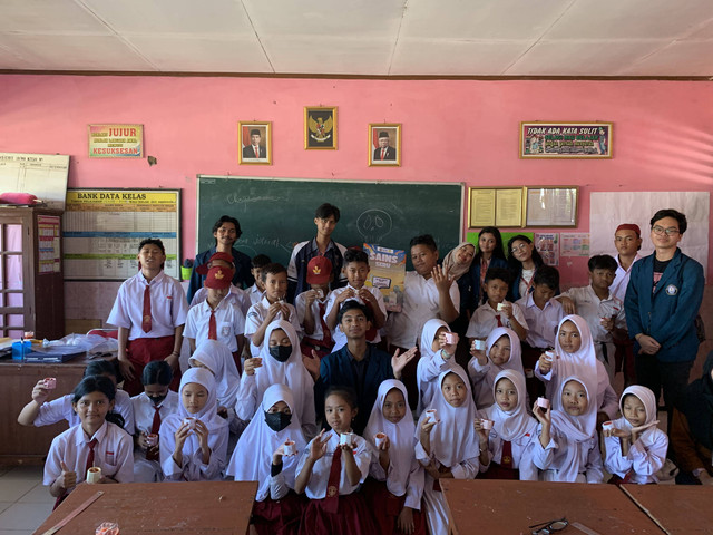 Foto bersama dengan siswa SDN Manang 01 Kelas 6 
