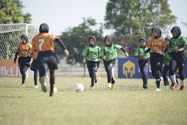 Semangat para siswi untuk bertanding dalam gelaran MilkLife Soccer Challenge - Semarang Series 1 2024 yang berlangsung di Stadion Undip Semarang tak pernah surut. Mereka mengerahkan kemampuan maksimal untuk meraih hasil terbaik. Foto: Dok. MilkLife Soccer Challenge
