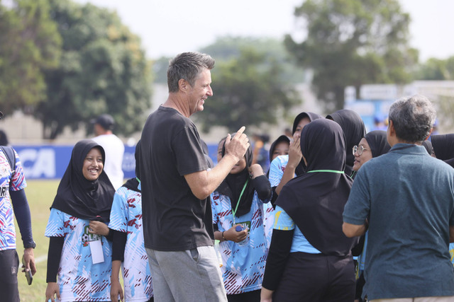 Kepala Pelatih MilkLife Soccer Challenge, Timo Scheunemann memberikan arahan dan motivasi serta suntikan semangat bagi para siswi dari Kota Semarang yang berlaga di MilkLife Soccer Challenge - Semarang Series 1 2024 di Stadion Undip Semarang. Foto: Dok. MilkLife Soccer Challenge