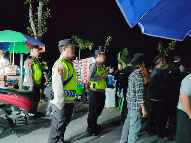 Personil Polsek Pakel Lakukan Pengamanan Pertunjukan Jaranan di Desa Sanan