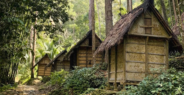 Kampung Adat Cireundeu. Foto hanyalah ilustrasi bukan tempat sebenarnya. Sumber: Unsplash/Alvian Hasby