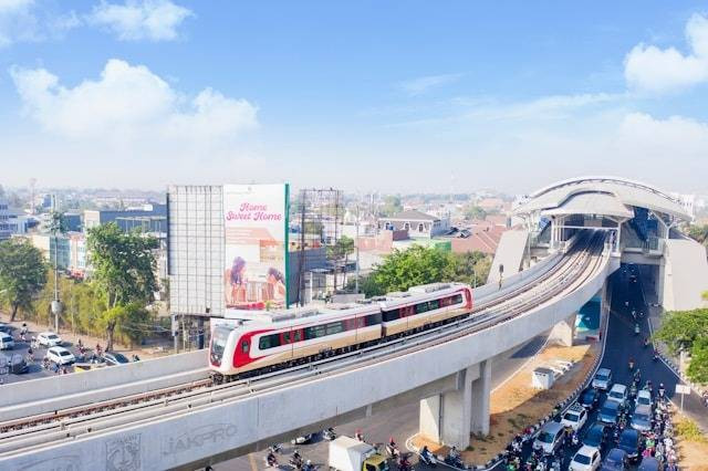 Rute LRT Kelapa Gading. Foto hanya ilustrasi, bukan yang sebenarnya. Sumber: Unsplash/Rifki Kurniawan