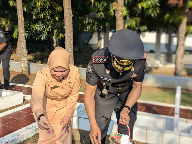 Upacara Tabur Bunga di Taman Makam Pahlawan Kadilangu Batang (dok. Humas Rutan Pekalongan/Fikri)