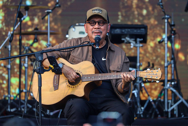 Penyanyi legendaris Ebiet G Ade saat tampil di The 90's Festival 2024 di Gambir Expo Kemayoran, Jakarta, Minggu (11/8/2024). Foto: Iqbal Firdaus/kumparan