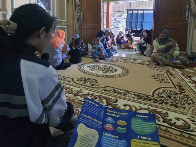 Gambar 1. Meningkatkan pengetahuan ibu-ibu melalui pelatihan menyusun menu MPASI di Posyandu