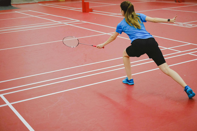 Foto Hanya Ilustrasi: Sepatu Badminton Eagle Terbaik. Sumber: SHVETS production/Pexels.com